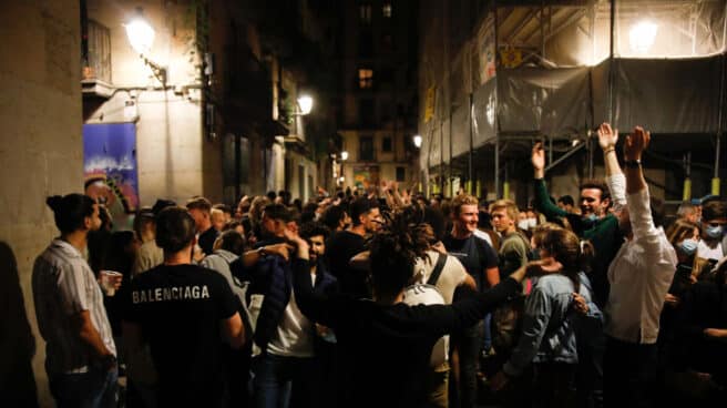 Policía Municipal de Madrid vigila los botellones en las calles.