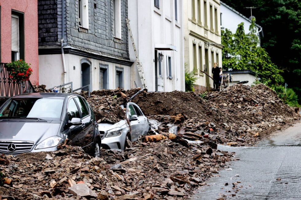 Coches dañados después de las inundaciones en Hagen, Alemania.