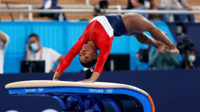 Simone Biles salta en la final de gimnasia artística de los Juegos Olímpicos de Tokio 2020.