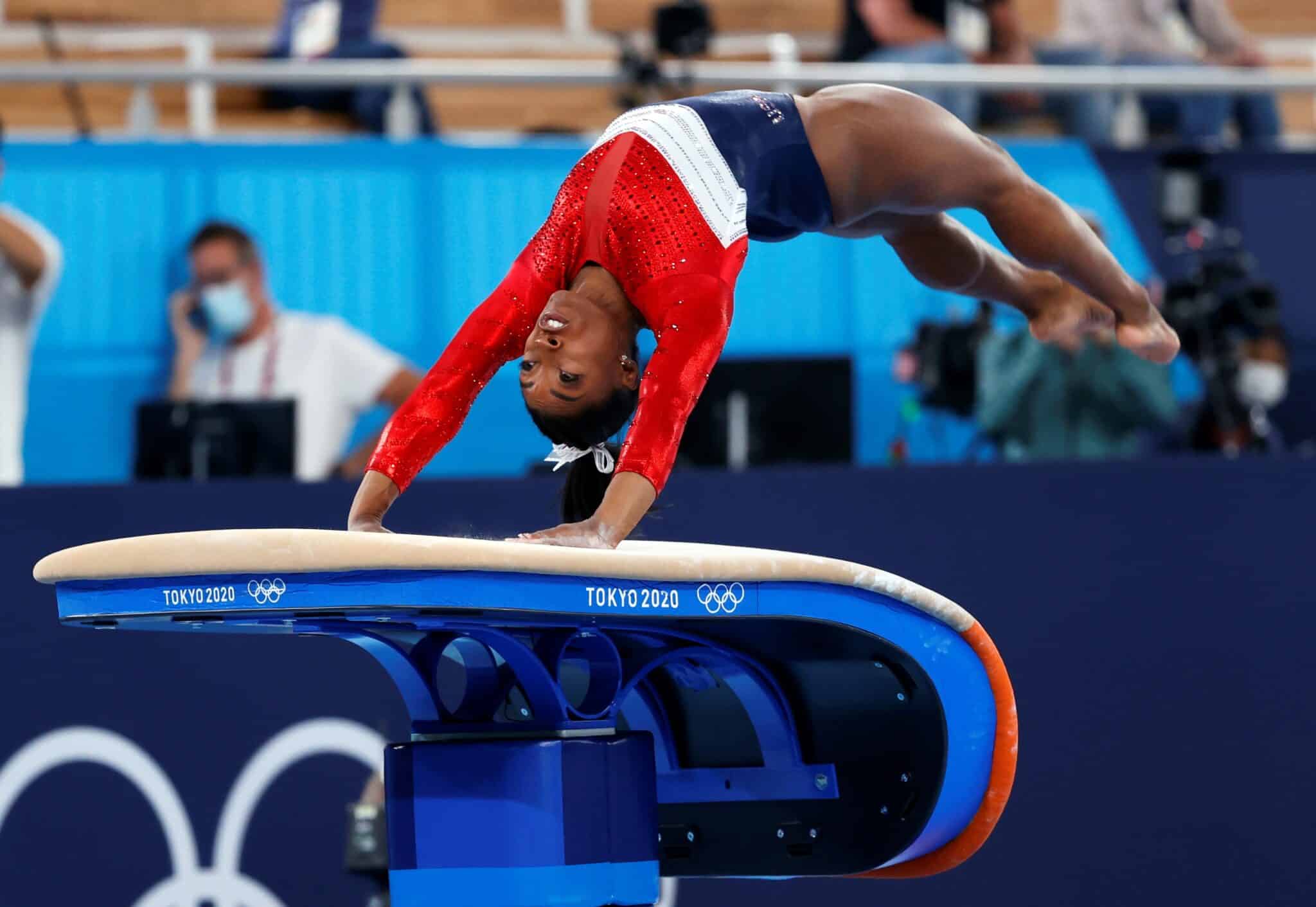 Simone Biles salta en la final de gimnasia artística de los Juegos Olímpicos de Tokio 2020.