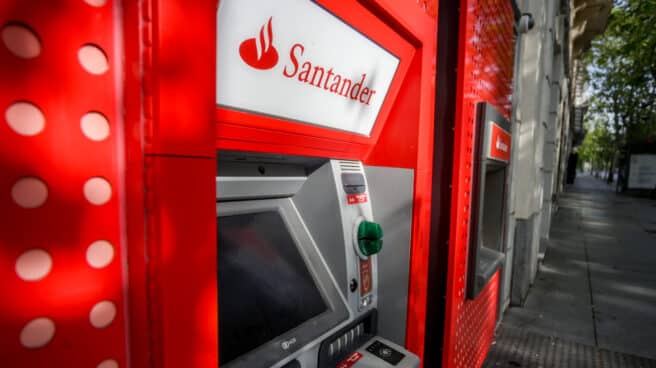 Santander Consumer está absorbiendo filiales europeas. Un cajero del Banco Santander.