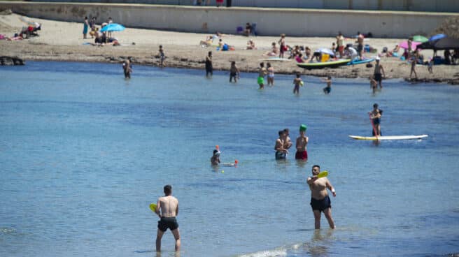 Varias personas en la Playa de Levante, en la Manga del Mar Menor, en Cartagena, Región de Murcia, donde se esperan máximas 47 ºC para el fin de semana