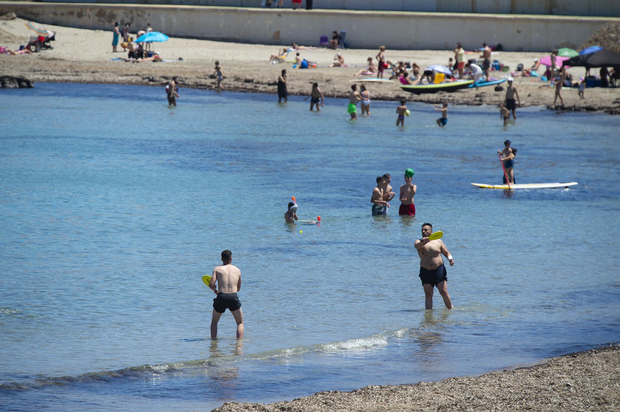 Varias personas en la Playa de Levante, en la Manga del Mar Menor, en Cartagena, Región de Murcia, donde se esperan máximas 47 ºC para el fin de semana