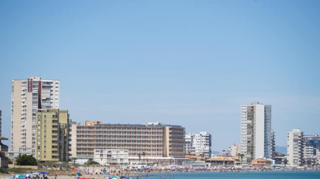 Murcia superará los 45 grados durante la próxima semana Varias personas en la Playa de Levante, en la Manga del Mar Menor