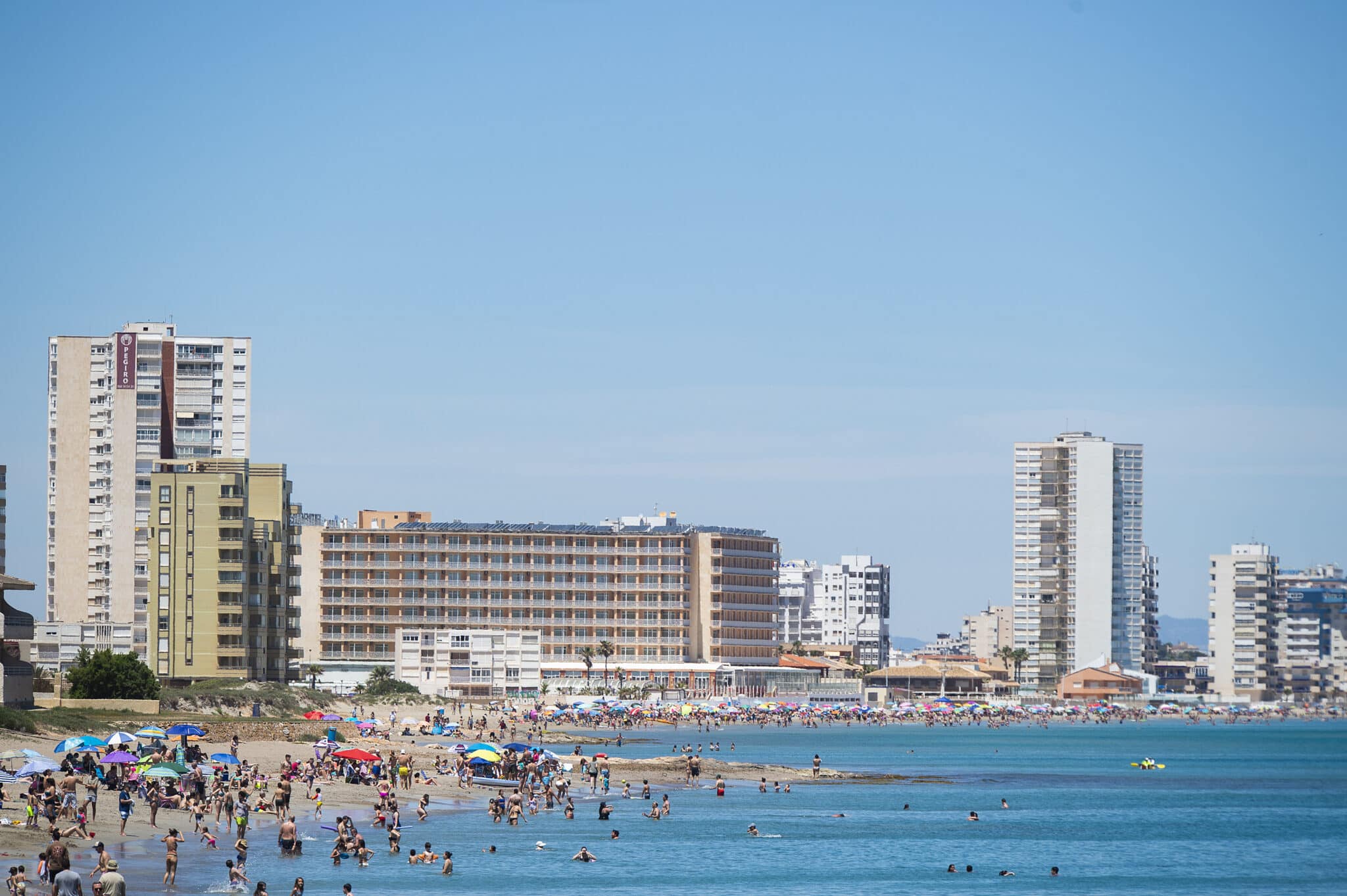 Varias personas en la Playa de Levante, en la Manga del Mar Menor