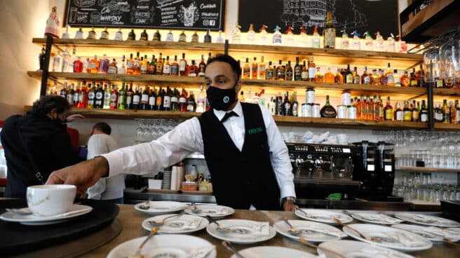 Imagen de un camarero en una cafetería.