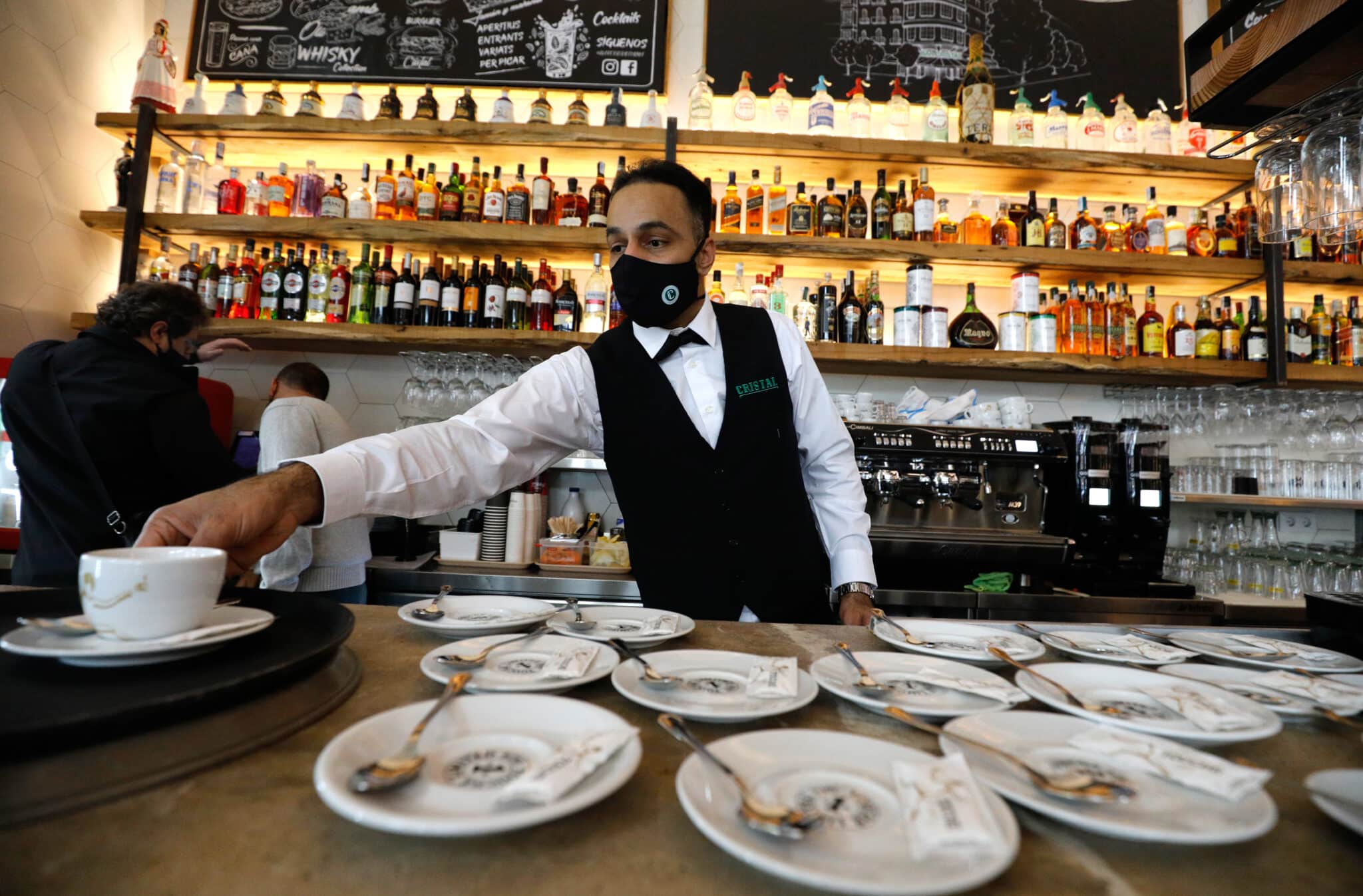 Imagen de un camarero en una cafetería.