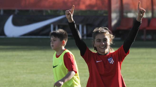 Campus de verano del Atlético de Madrid, que cuesta más de 62 euros por día Una niña celebra un gol en el campus de verano del Atlético de Madrid