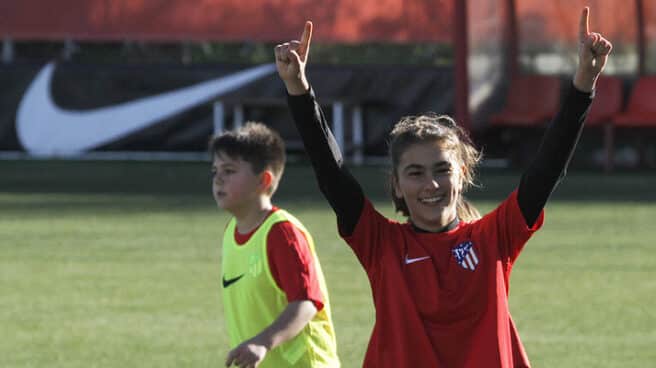 Una niña celebra un gol en el campus de verano del Atlético de Madrid