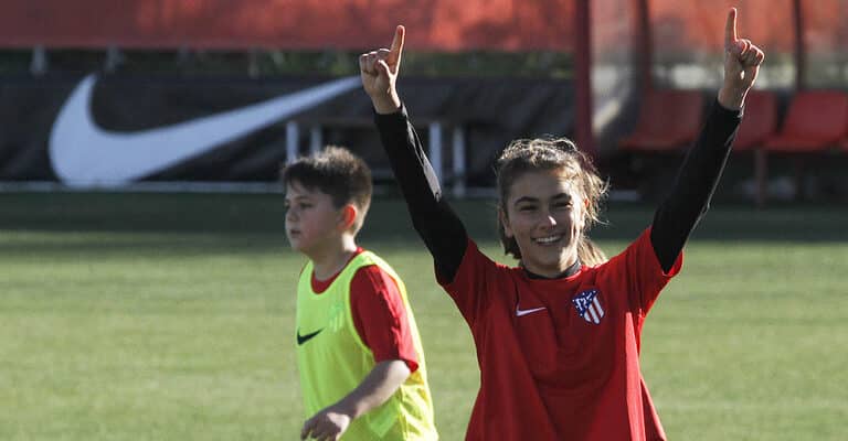 El negocio de los campamentos de fútbol veraniegos: 62 euros al día por una equipación y diploma