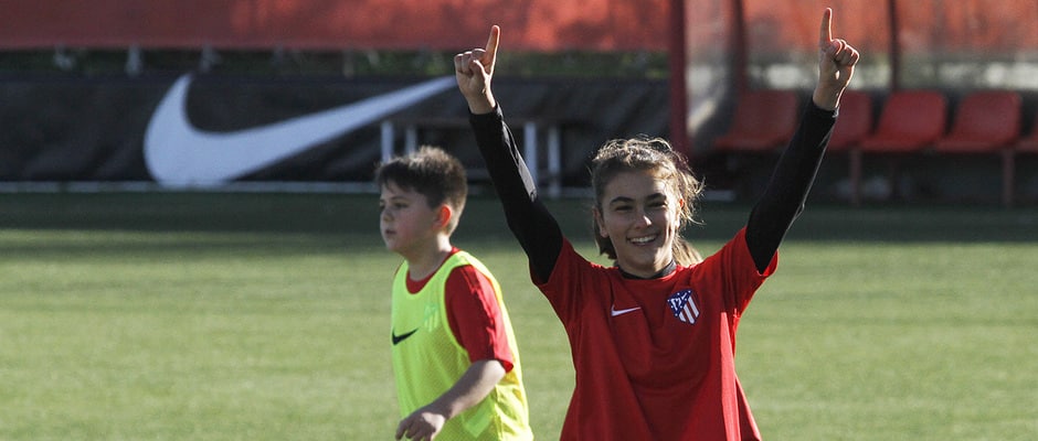 Una niña celebra un gol en el campus de verano del Atlético de Madrid