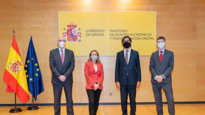 El director general de Digitalización e Inteligencia Artificial (IA), Ángel Luis Sánchez Aristi; la vicepresidenta del Gobierno y ministra de Asuntos Económicos, Nadia Calviño; el secretario de Estado de Economía y Apoyo a la Empresa, Gonzalo García Andrés y el director general de Telecomunicaciones y Ordenación de los Servicios de Comunicación Audiovisual, Arturo Azcorra.