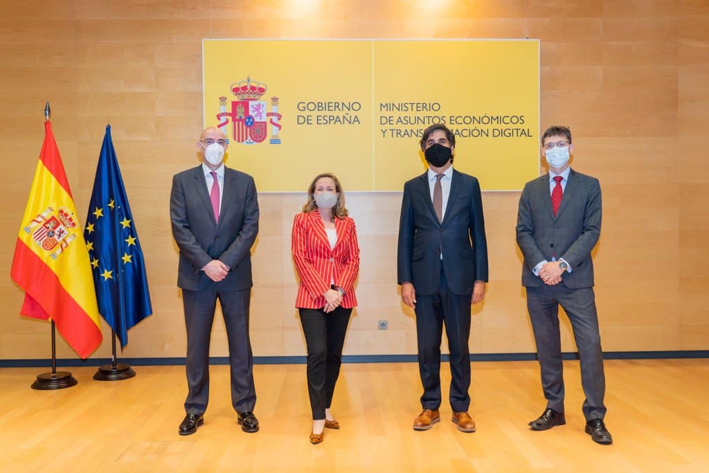 El director general de Digitalización e Inteligencia Artificial (IA), Ángel Luis Sánchez Aristi; la vicepresidenta del Gobierno y ministra de Asuntos Económicos, Nadia Calviño; el secretario de Estado de Economía y Apoyo a la Empresa, Gonzalo García Andrés y el director general de Telecomunicaciones y Ordenación de los Servicios de Comunicación Audiovisual, Arturo Azcorra.