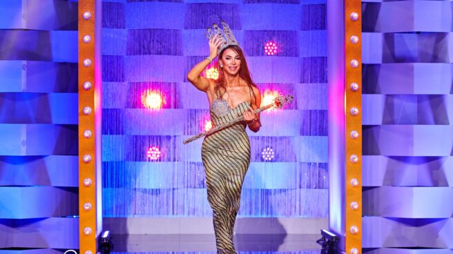 La ganadora de la primera edición de 'Drag Race España', Carmen Farala, desfila con su cetro y su corona.