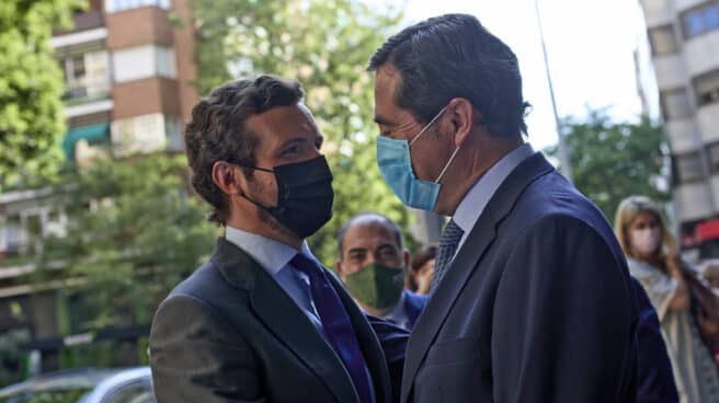 El líder del PP, Pablo Casado (i), saluda al presidente de CEOE, Antonio Garamendi.