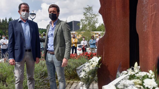 Pablo Casado y Carlos Iturgaiz, en un acto de homenaje a Miguel Ángel Blanco en Ermua. Pablo Casado y Carlos Iturgaiz, en un acto de homenaje a Miguel Ángel Blanco en Ermua.