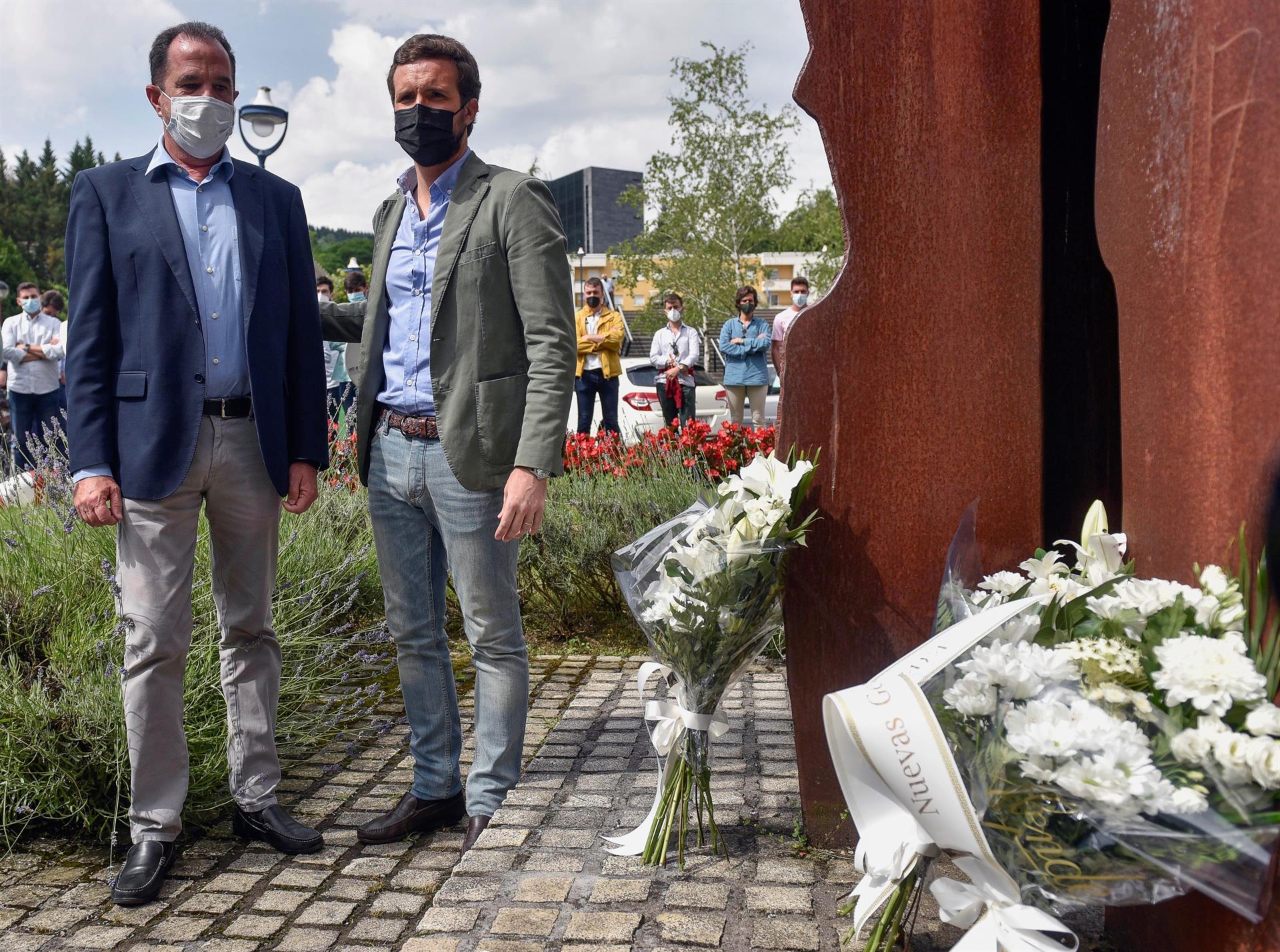 Pablo Casado y Carlos Iturgaiz, en un acto de homenaje a Miguel Ángel Blanco en Ermua.