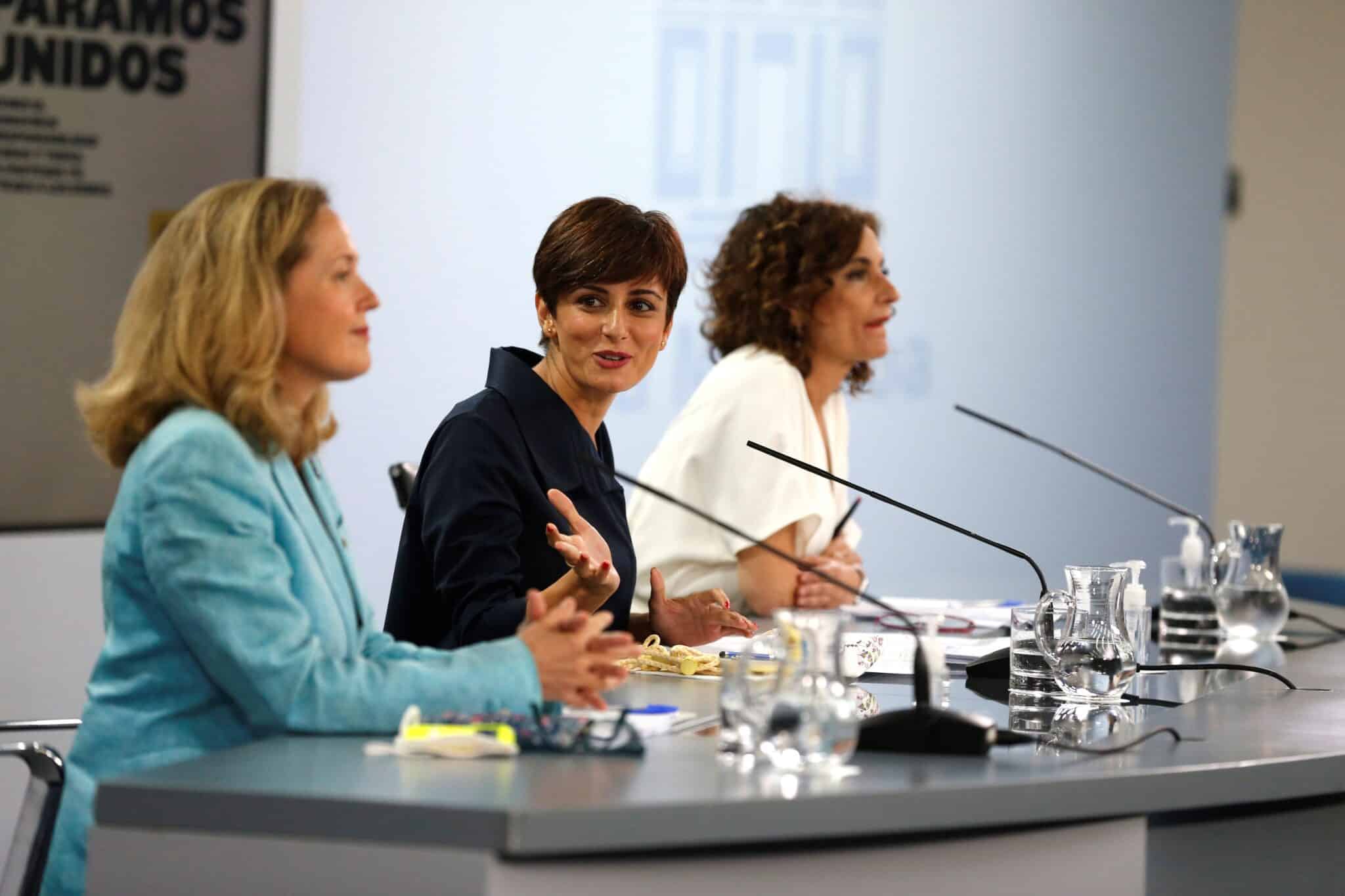 La ministra de Asuntos Económicos, Nadia Calviño; la de Política Territorial, Isabel Rodríguez, y la de Hacienda, María Jesús Montero, tras el Consejo de Ministros.