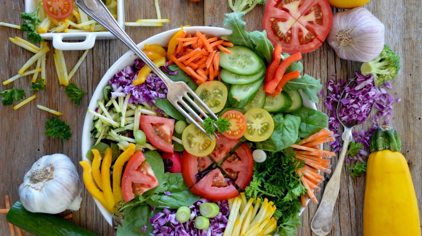 Ensalada con distintos colores.