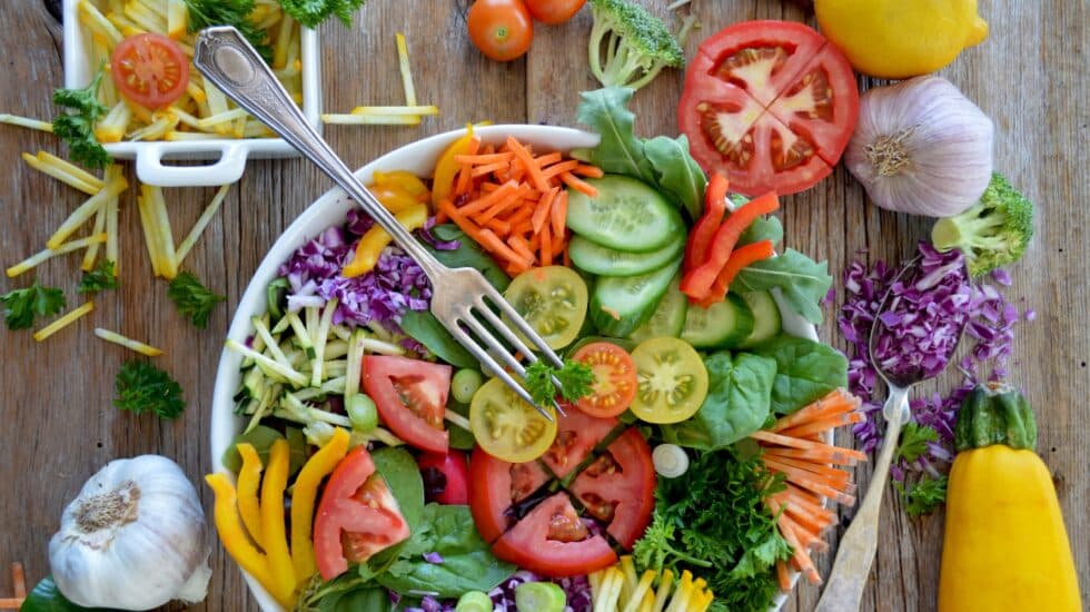 Ensalada con distintos colores.