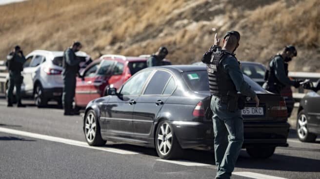 Agentes de la Guardia Civil realizan un control de movilidad | Imagen de archivo