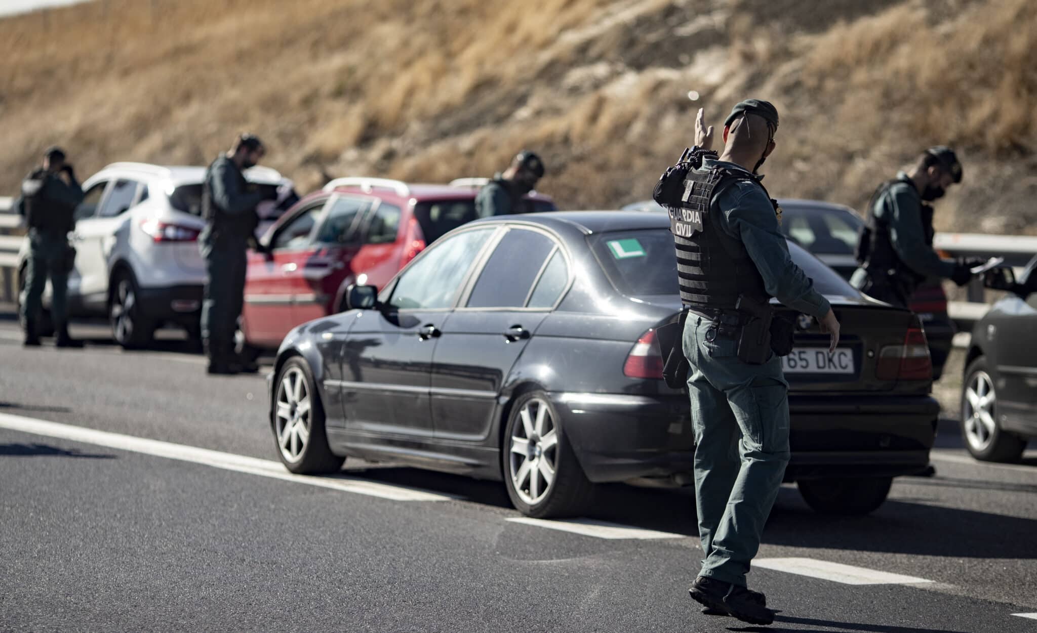 Agentes de la Guardia Civil realizan un control de movilidad | Imagen de archivo