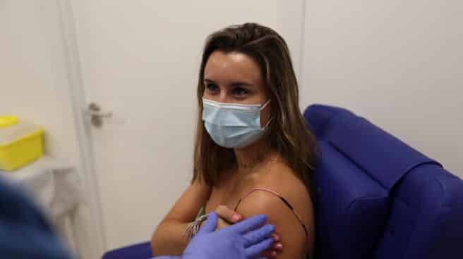 Una joven recibe una dosis de la vacuna contra el coronavirus.