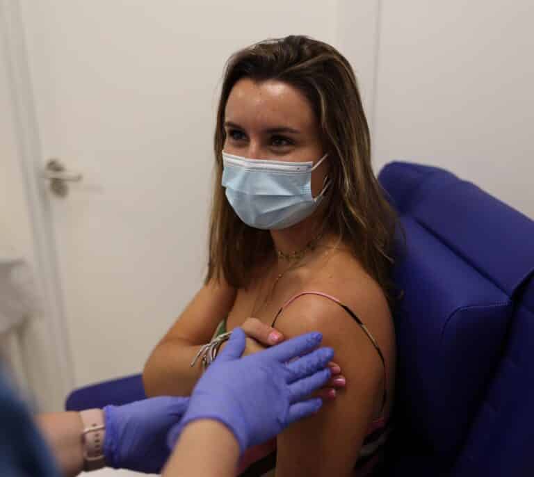 ¿Qué pasa si me contagio entre la primera y la segunda dosis de la vacuna contra el coronavirus?