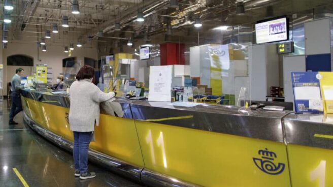 Usuarios realizan trámites en una oficina de Correos en el centro de Madrid.