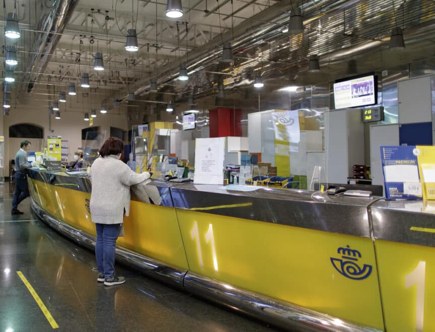 Usuarios realizan trámites en una oficina de Correos en el centro de Madrid.