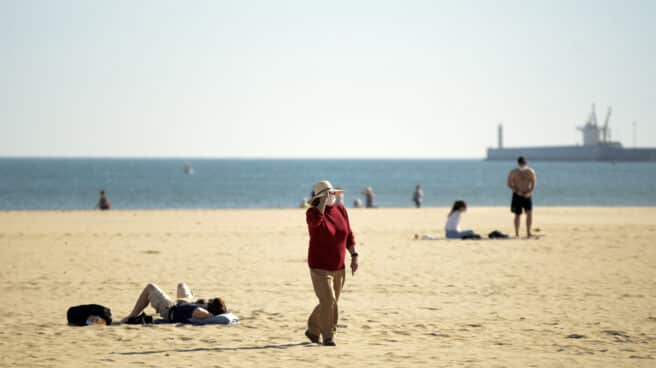 Confinado un barco en Alicante con 19 tripulantes positivos por Covid Una mujer en la Playa de Malvarrosa en Valencia, Comunidad Valenciana (España)
