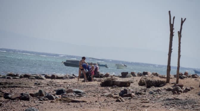 Turistas en una playa de Dahab, en la península del Sinaí egipcio