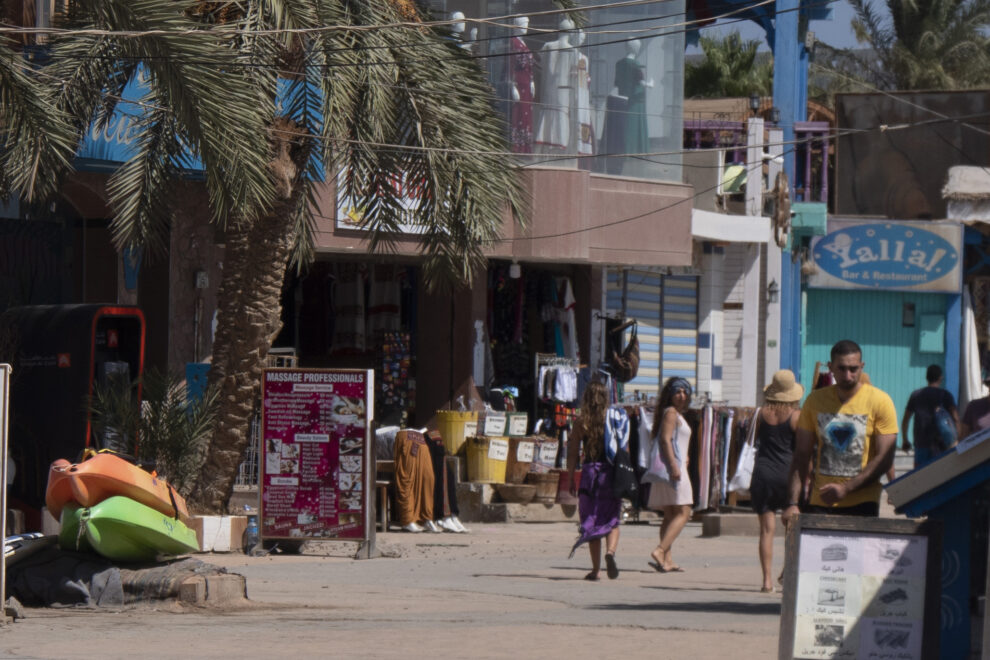 Turistas locales y extranjeros en el paseo marítimo de Dahab