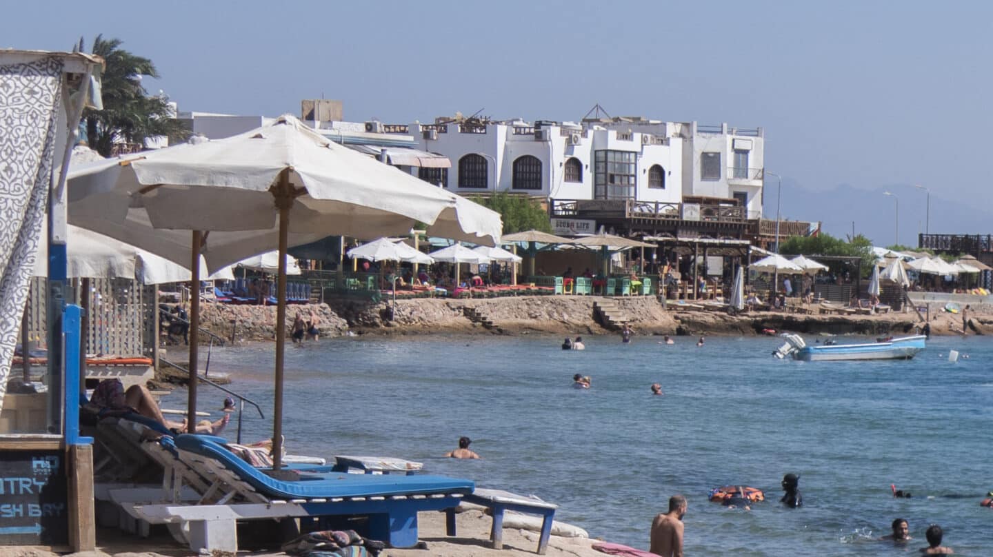 Turistas en una playa de Dahab, en la península del Sinaí egipcio