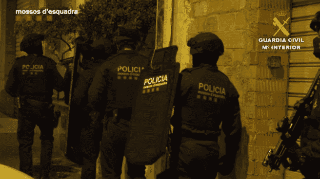 Agentes de Mossos d'Esquadra durante la intervención