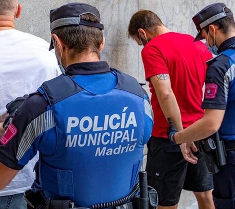 Detenido un hombre por intentar apuñalar al salir de un juicio a otro, también arrestado por amenazar a su ex
