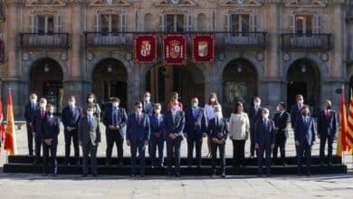 Abucheos a Sánchez y aplausos al Rey a su llegada a la Plaza Mayor de Salamanca