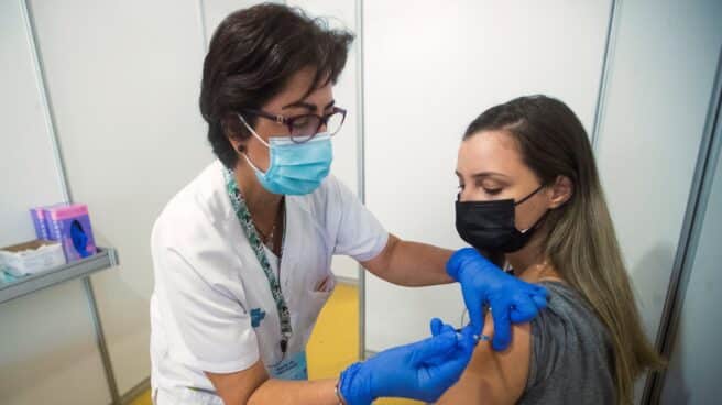 Una profesional sanitaria realiza su trabajo en el centro de vacunación masiva, instalado en la Fira de Cornellà (Barcelona).