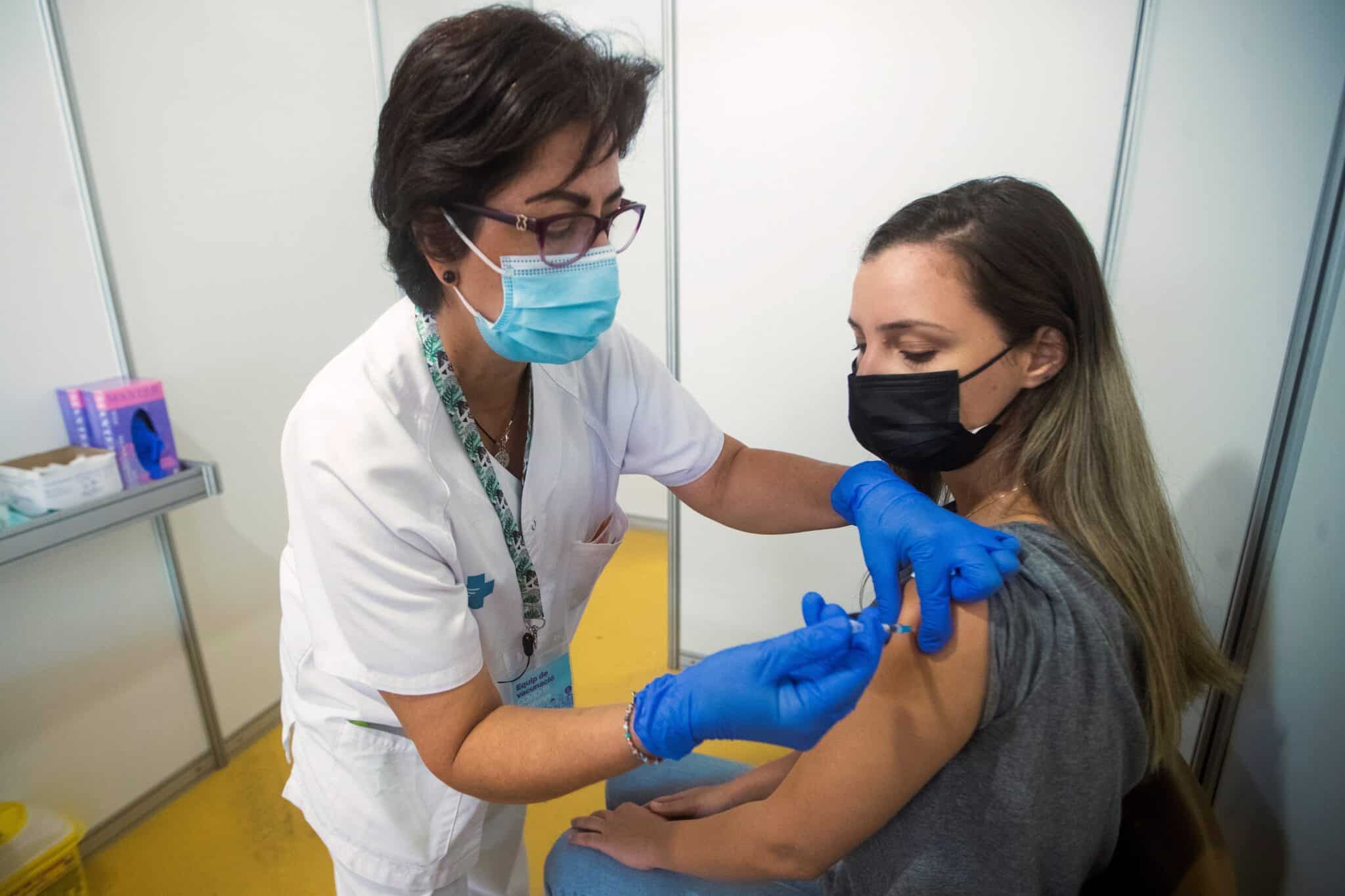 Una profesional sanitaria realiza su trabajo en el centro de vacunación masiva, instalado en la Fira de Cornellà (Barcelona).