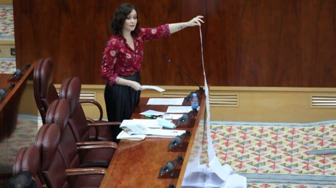 Díaz Ayuso muestra, en la Asamblea de Madrid, una lista de residencias de mayores atendidas durante la pandemia.