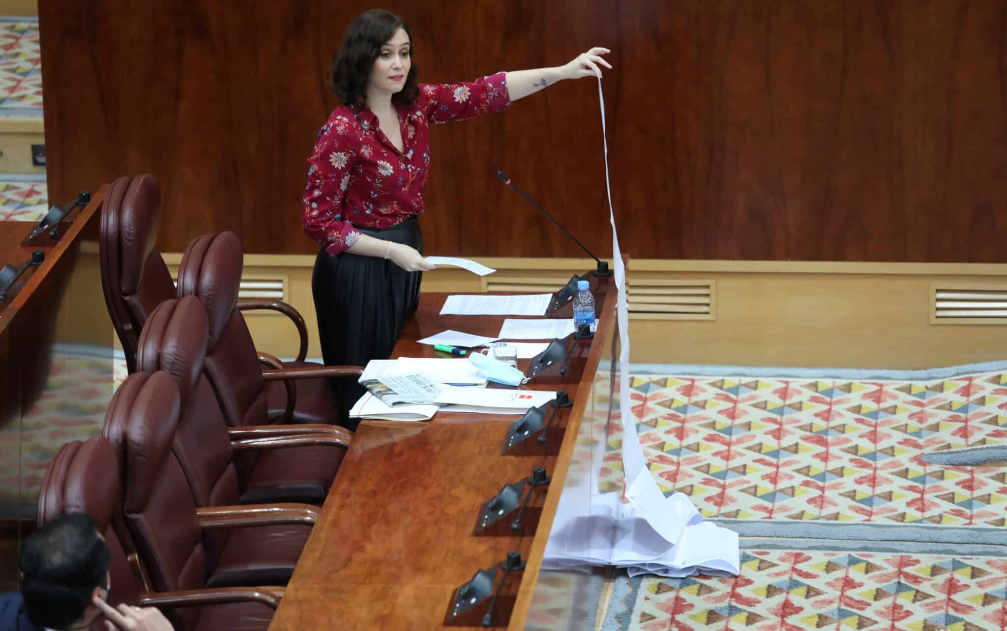 Díaz Ayuso muestra, en la Asamblea de Madrid, una lista de residencias de mayores atendidas durante la pandemia.