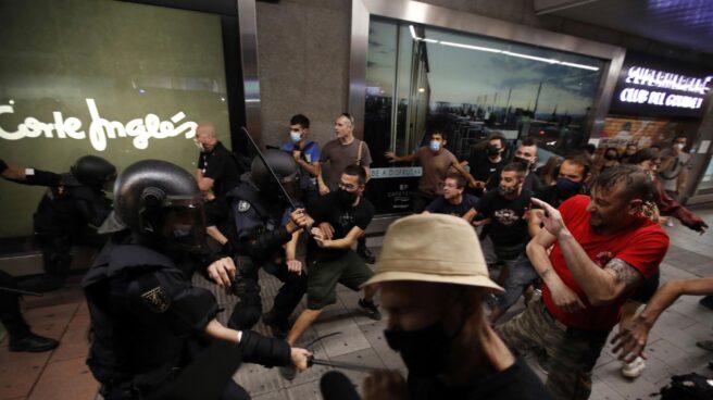 La Policía carga en Madrid contra manifestantes tras la marcha contra el asesinato de Samuel Luiz.