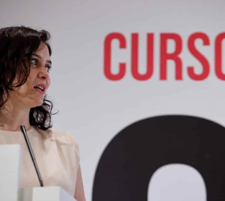 Díaz Ayuso emula a la reina Letizia y recuerda su pasado como periodista