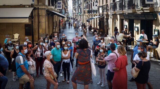 Euskadi registra la positividad más alta desde hace un año, un 11,3 % Un grupo de turistas visita la Parte Vieja de San Sebastián
