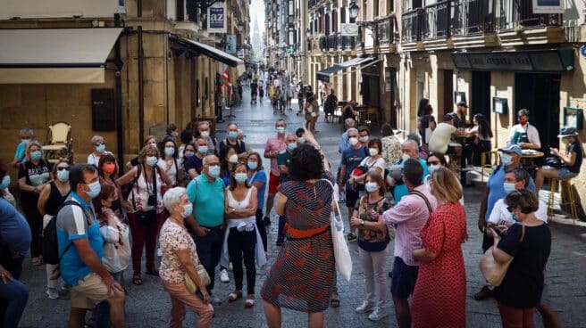 Un grupo de turistas visita la Parte Vieja de San Sebastián