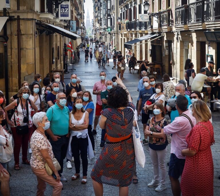 España roza ya una incidencia de 600 casos y los ingresos por Covid aumentan un 65% en una semana