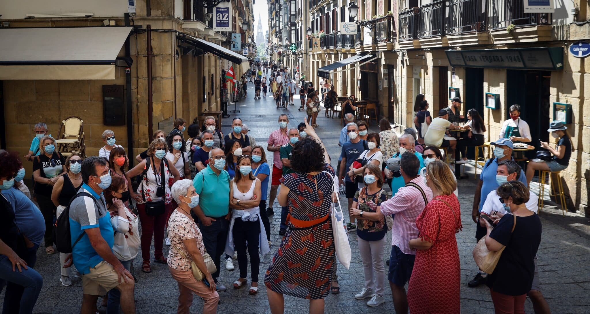 Un grupo de turistas visita la Parte Vieja de San Sebastián