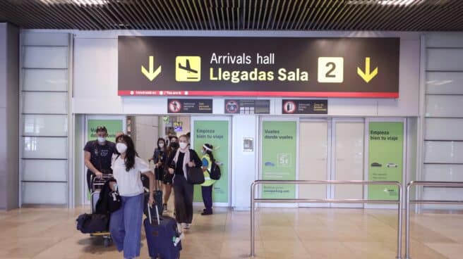 Varias personas caminan con su equipaje en la terminal T1 del Aeropuerto de Madrid - Barajas Adolfo Suárez. Varias personas caminan con su equipaje en la terminal T1 del Aeropuerto de Madrid - Barajas Adolfo Suárez.