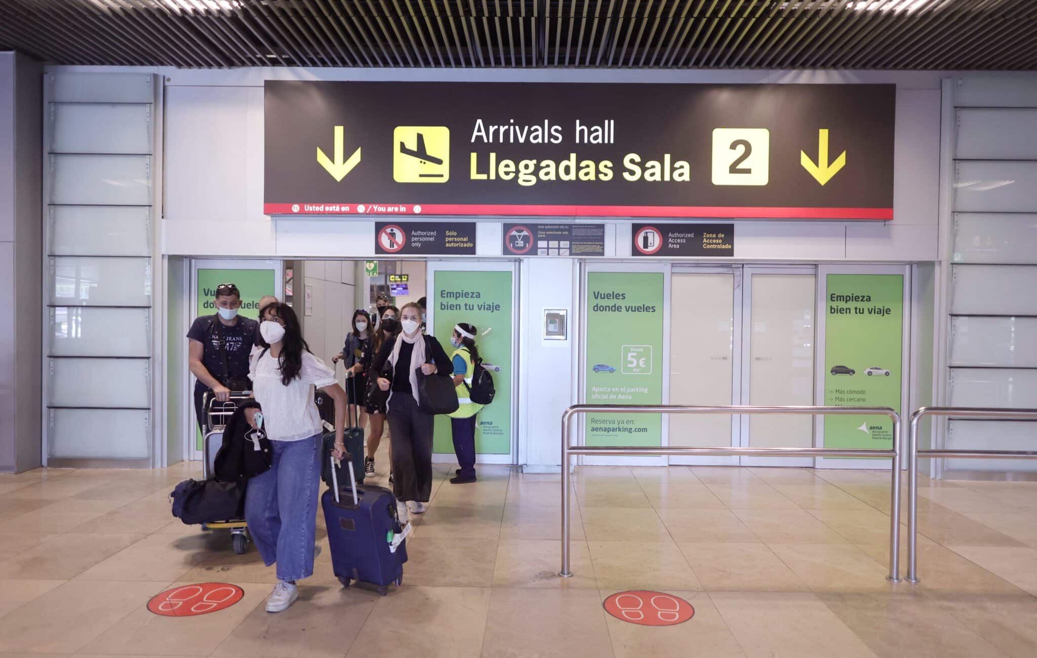 Varias personas caminan con su equipaje en la terminal T1 del Aeropuerto de Madrid - Barajas Adolfo Suárez.