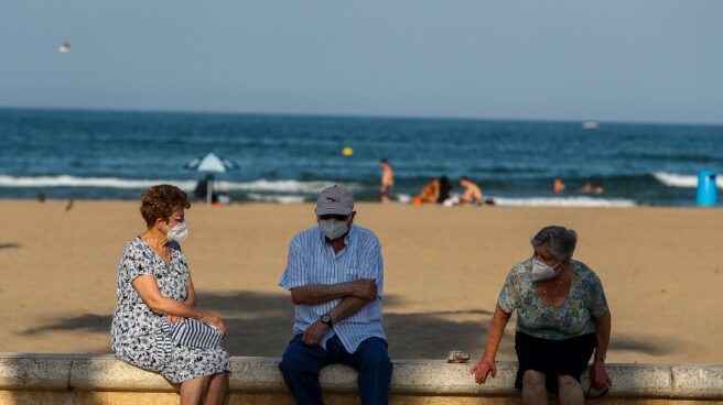 europapress-3179613-tres-ancianos-descansan-paseo-maritimo-playa-malvarrosa-fase-desescalada